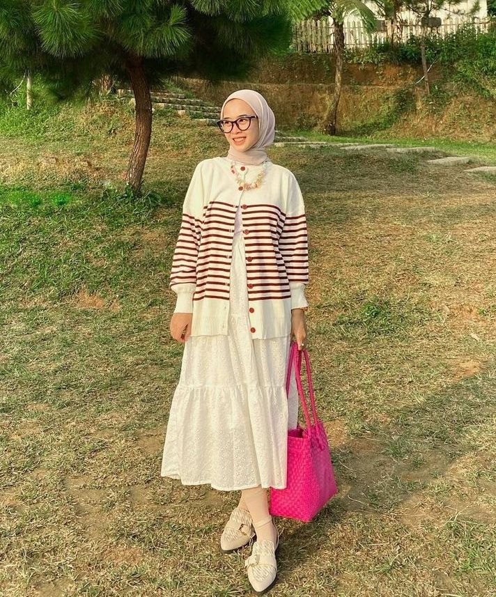 Outfit Hijab Untuk First Date - Dress Maxi dengan Cardigan