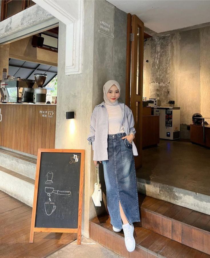 Outfit Hijab Untuk First Date - Kemeja Sebagai Outer dan Denim Skirt