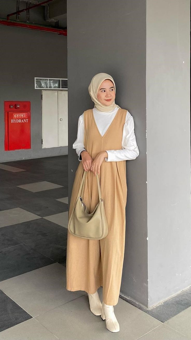 Outfit Hijab Untuk First Date - Overall Dress dengan Inner Turtleneck