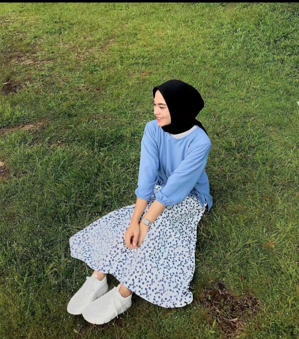 Outfit Hijab Untuk First Date - Puff Sleeve Top dan Floral Skirt