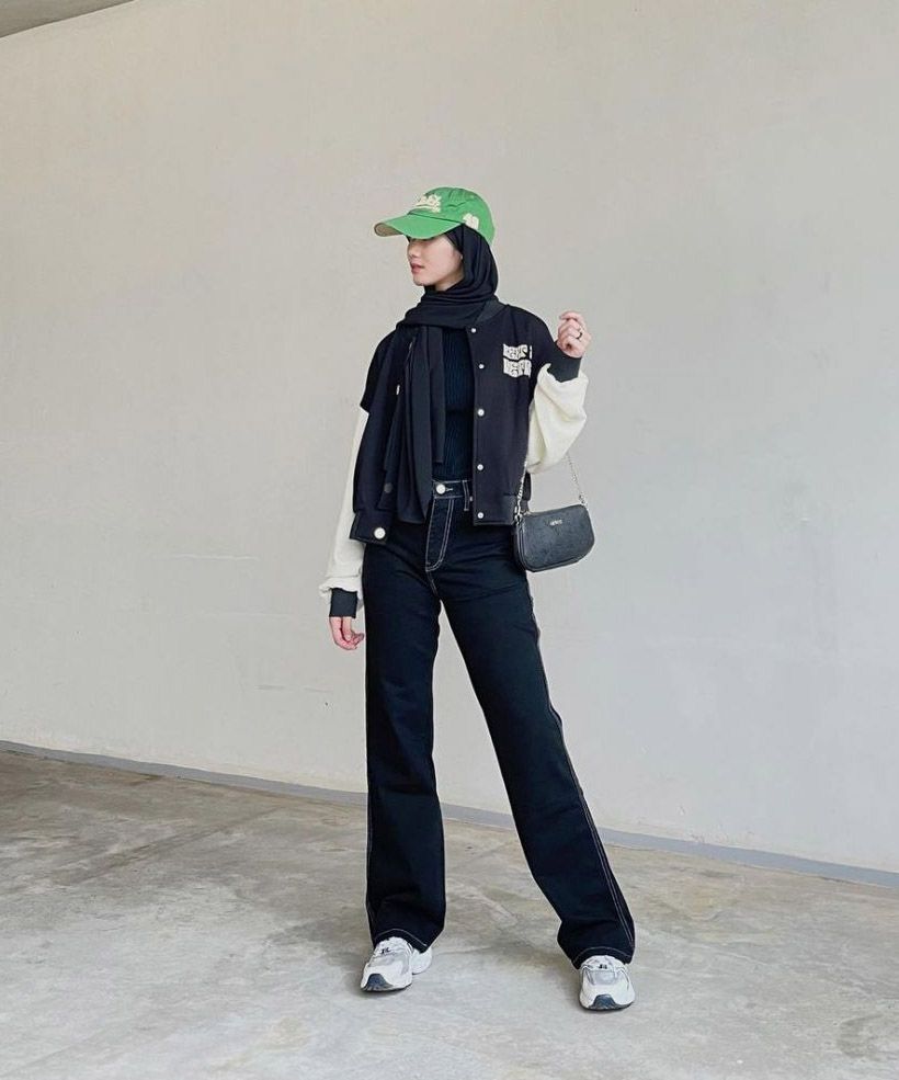 Outfit Nonton Konser Hijab - Baseball Jacket dan Skinny Jeans