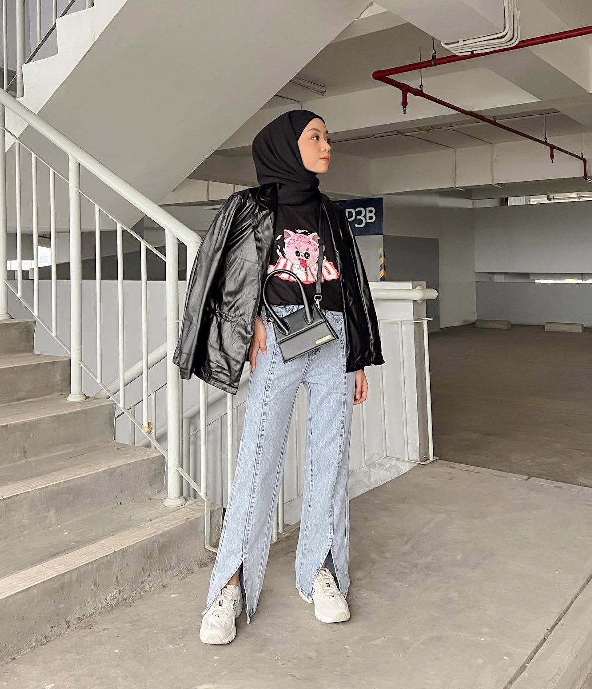 Outfit Nonton Konser Hijab - Kaos dan Leather Jacket