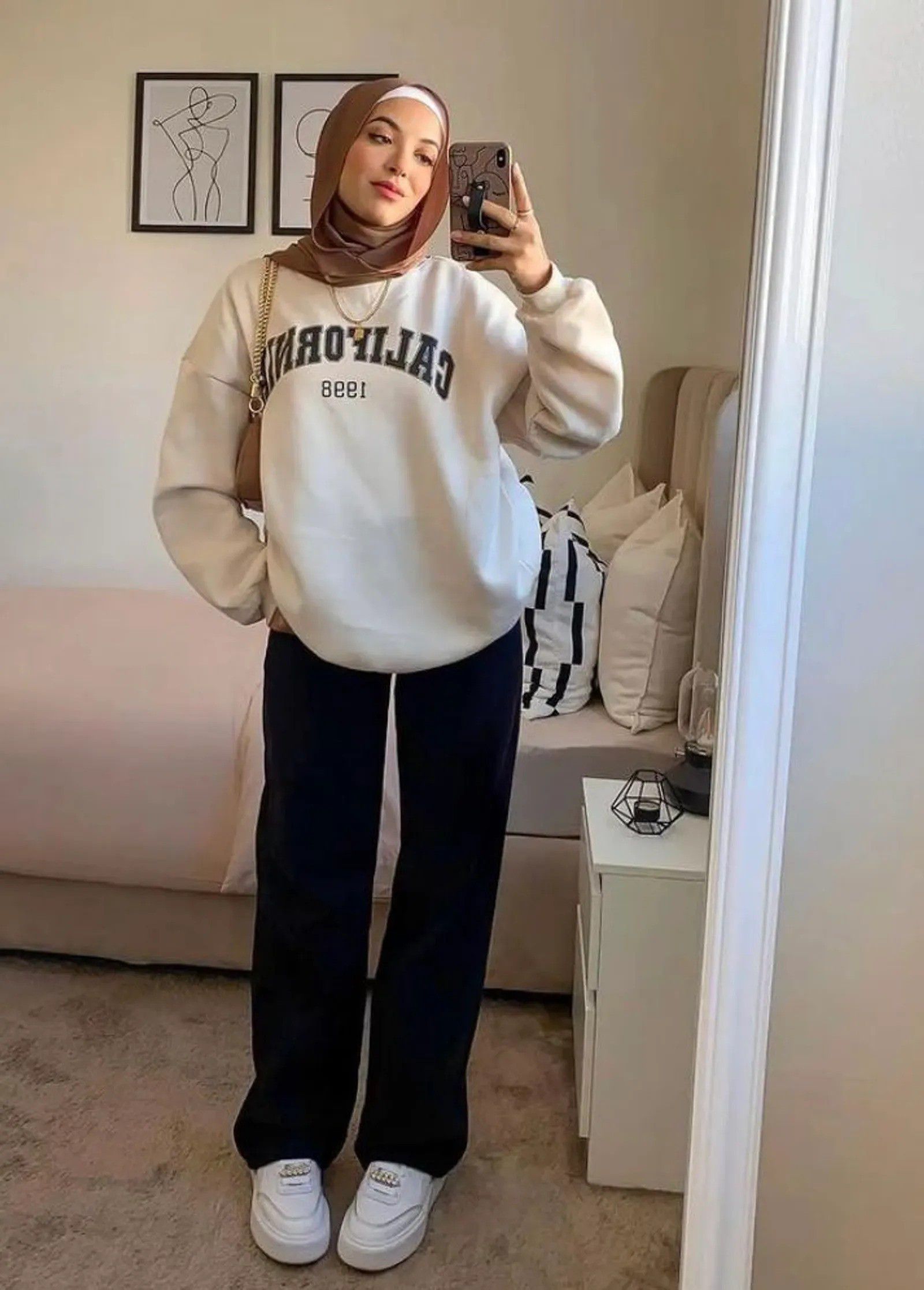 Outfit Nonton Konser Hijab - Sweater Oversized dan Kulot