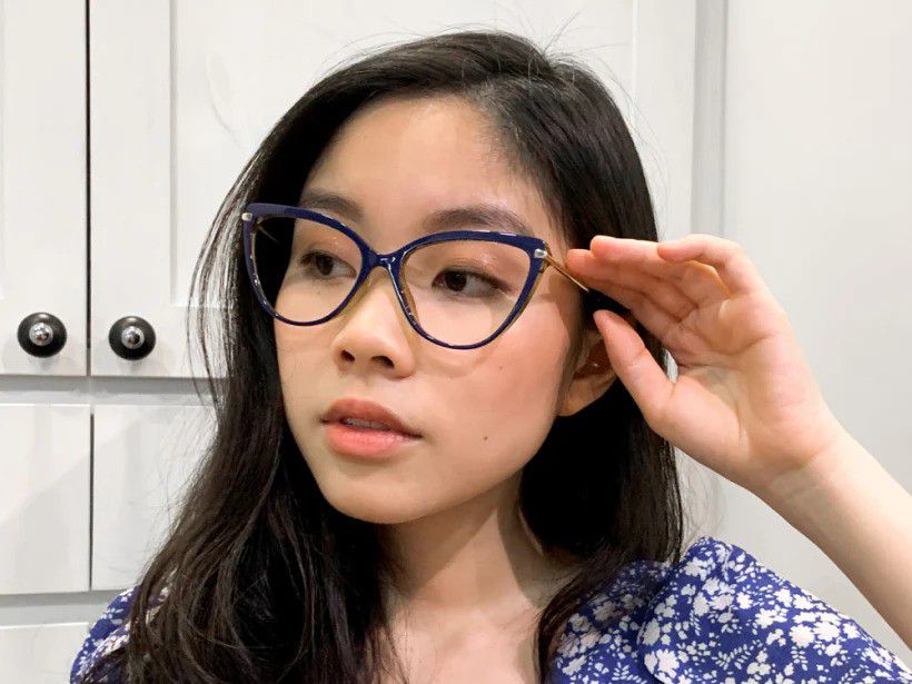 Model Kacamata Yang Bikin Wajah Tampak Lebih Tirus - Cat-Eye Frame