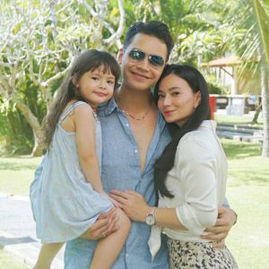Potret Keluarga Jonas Rivanno dan Asmirandah di Bali
