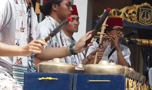 lagu daerah yang diiringi musik gambang kromong adalah