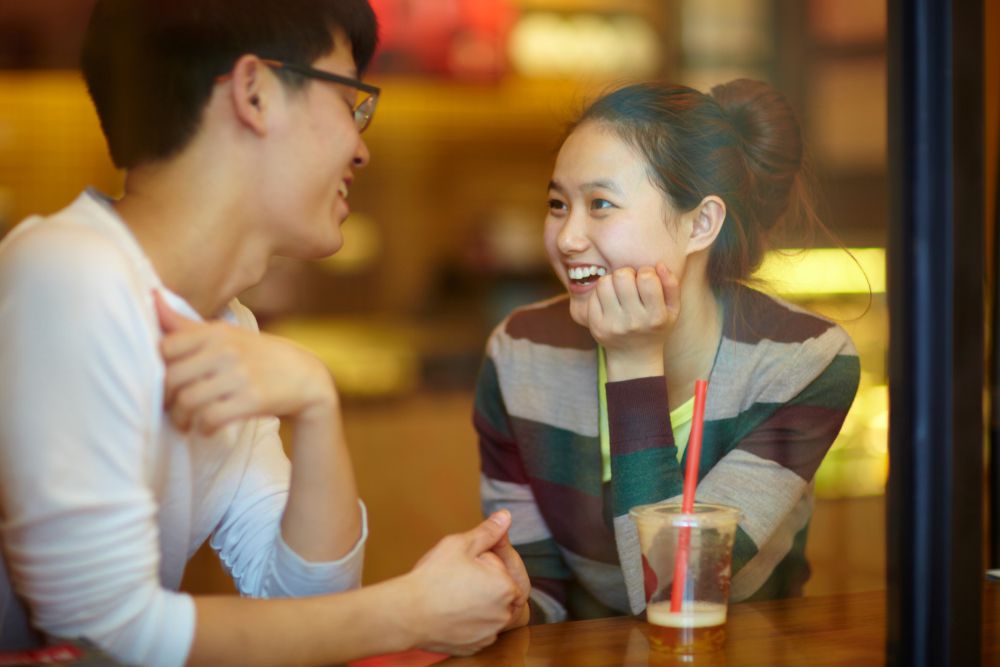 Bahasa Tubuh Orang yang Menyukai Kita