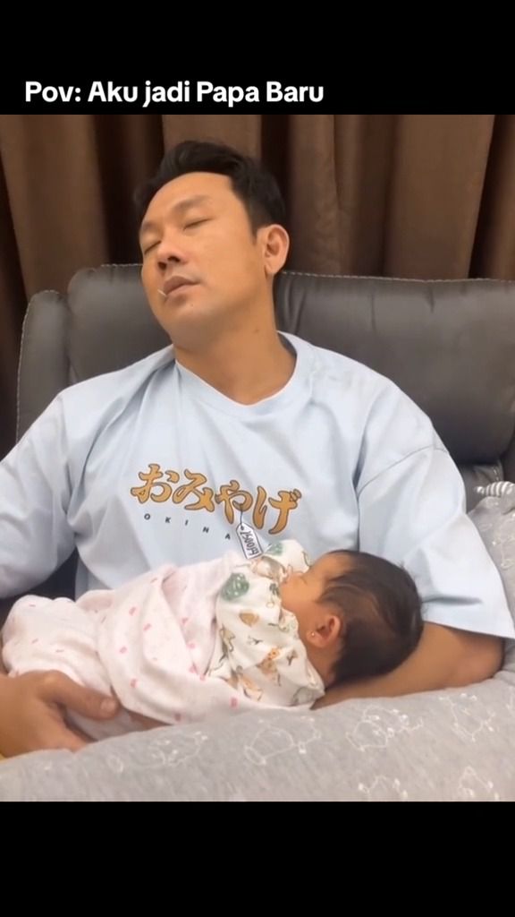 Denny Sumargo Gendong Anak Sampai Ketiduran