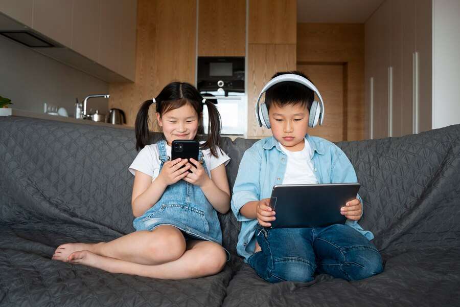 Ilustrasi Screen Time Pada Anak