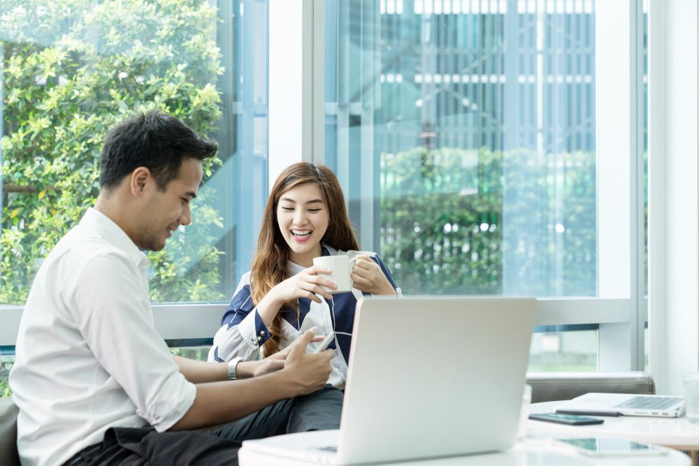 Tanda Teman Sekantor Naksir Kamu