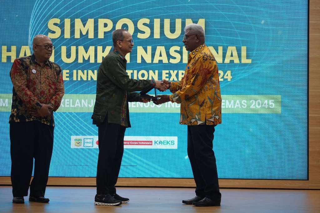 Johannes Rettob Kenalkan UMKM Mimika di Simposium Nasional 2024