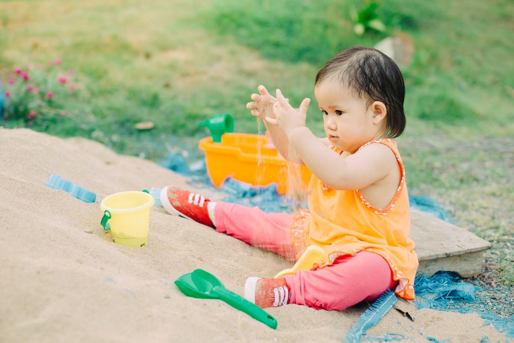 Aktivitas Bermain untuk Bayi Usia 1 - 12 Bulan - Bermain dengan Mainan Bertekstur