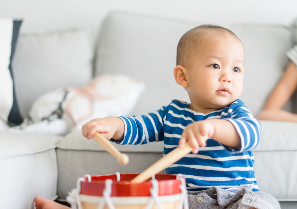 Aktivitas Bermain untuk Bayi Usia 1 - 12 Bulan - Bermain Musikal