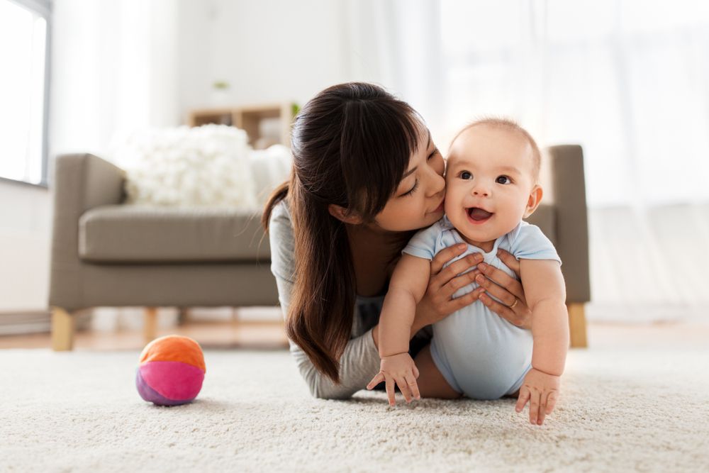 Aktivitas Bermain untuk Bayi Usia 1 - 12 Bulan - Bermain dengan Bola