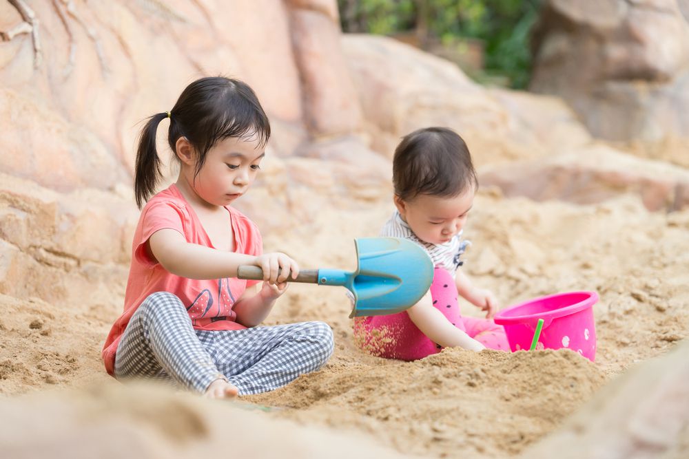 Ide Bermain Anak umur 2 Tahun - Bermain Pasir atau Air