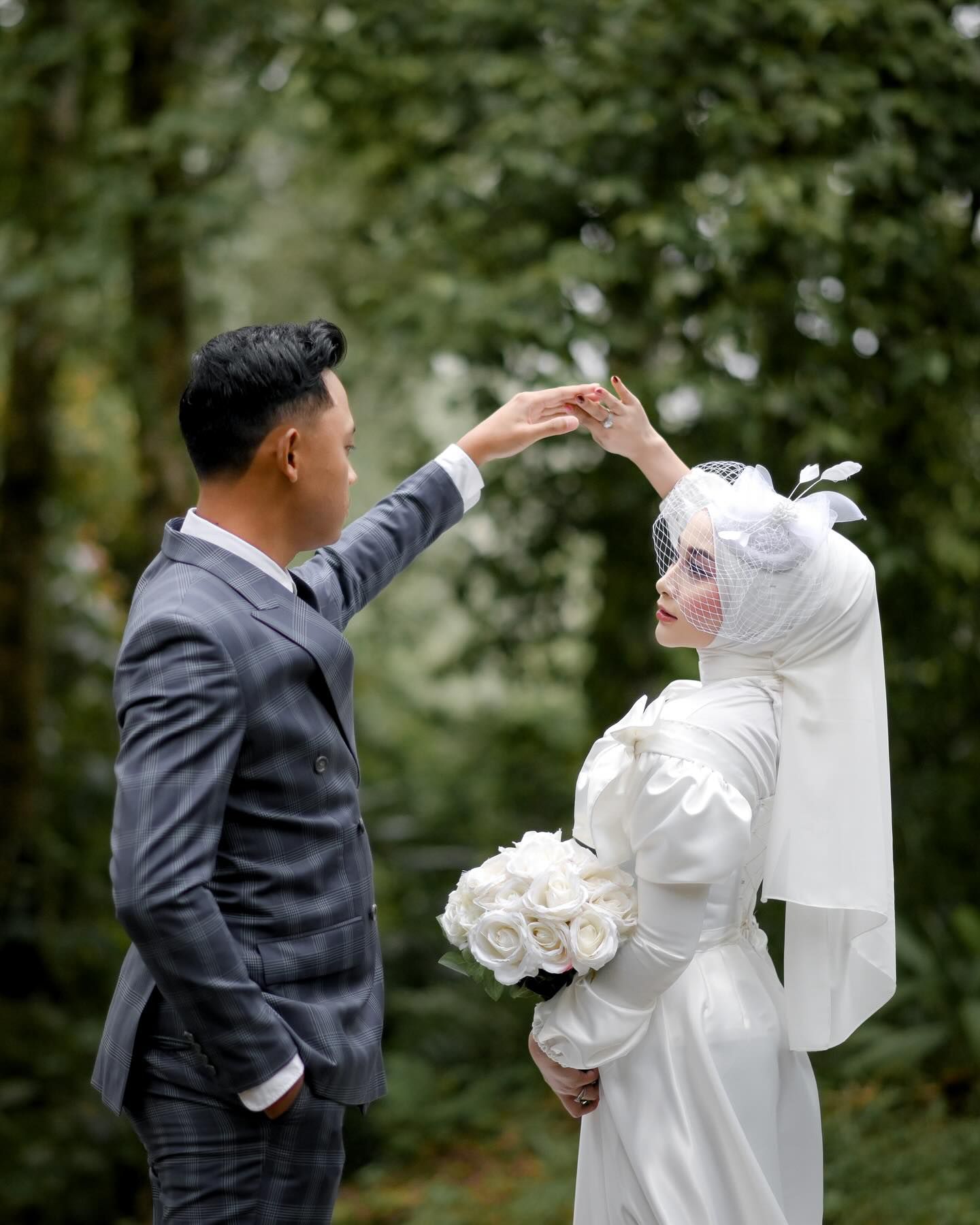 Prewedding ala Korea Hijab di Tengah Jalan