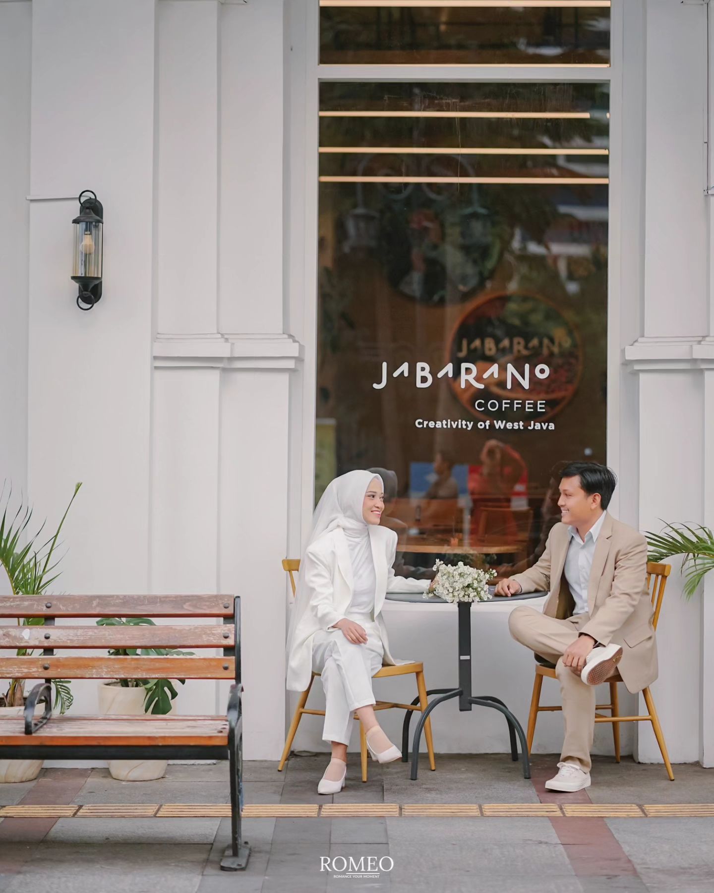 Prewedding ala Korea Hijab Sederhana di Cafe