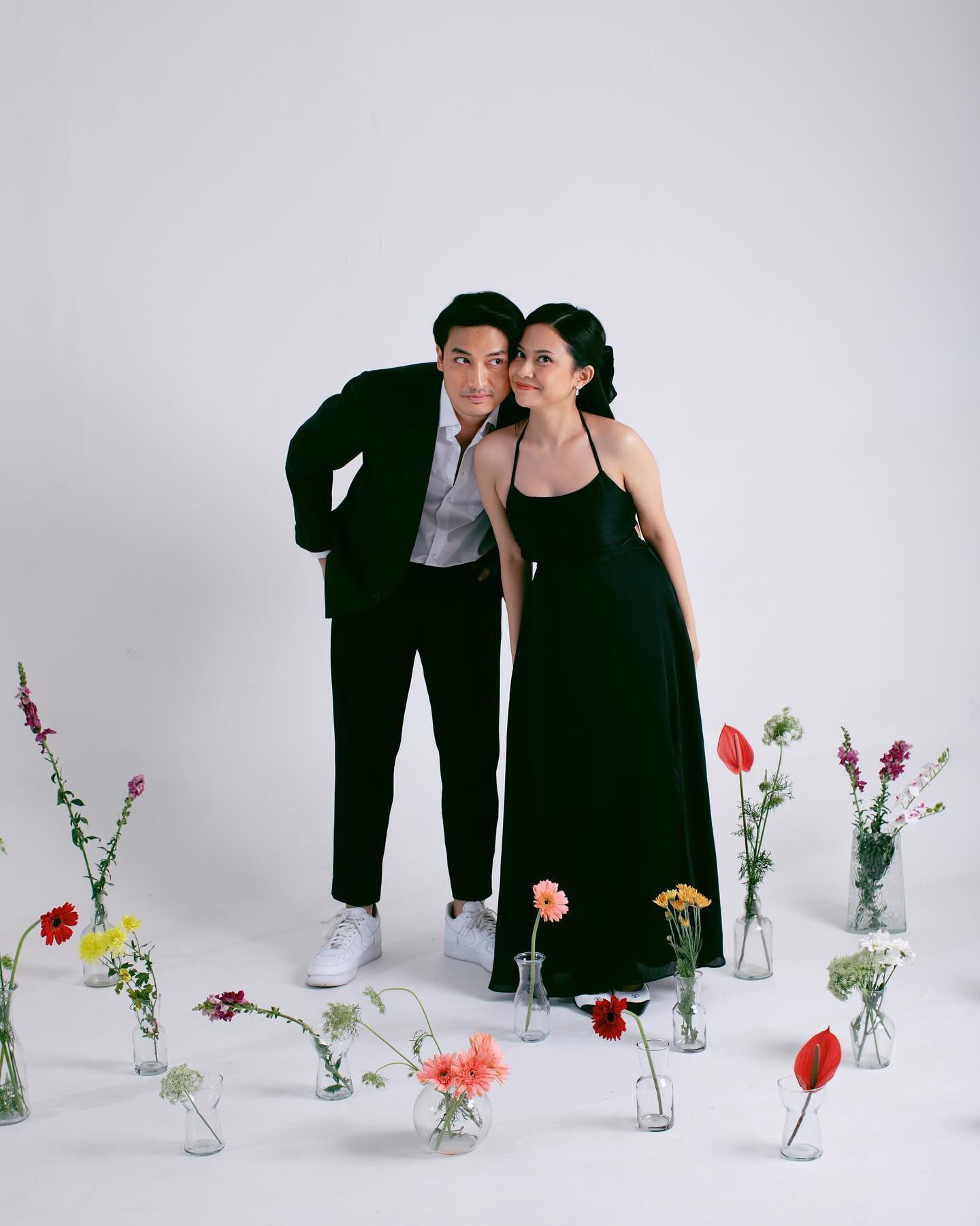 Prewedding Baju Hitam Namun Ceria dengan Tambahan Bunga yang Colourful