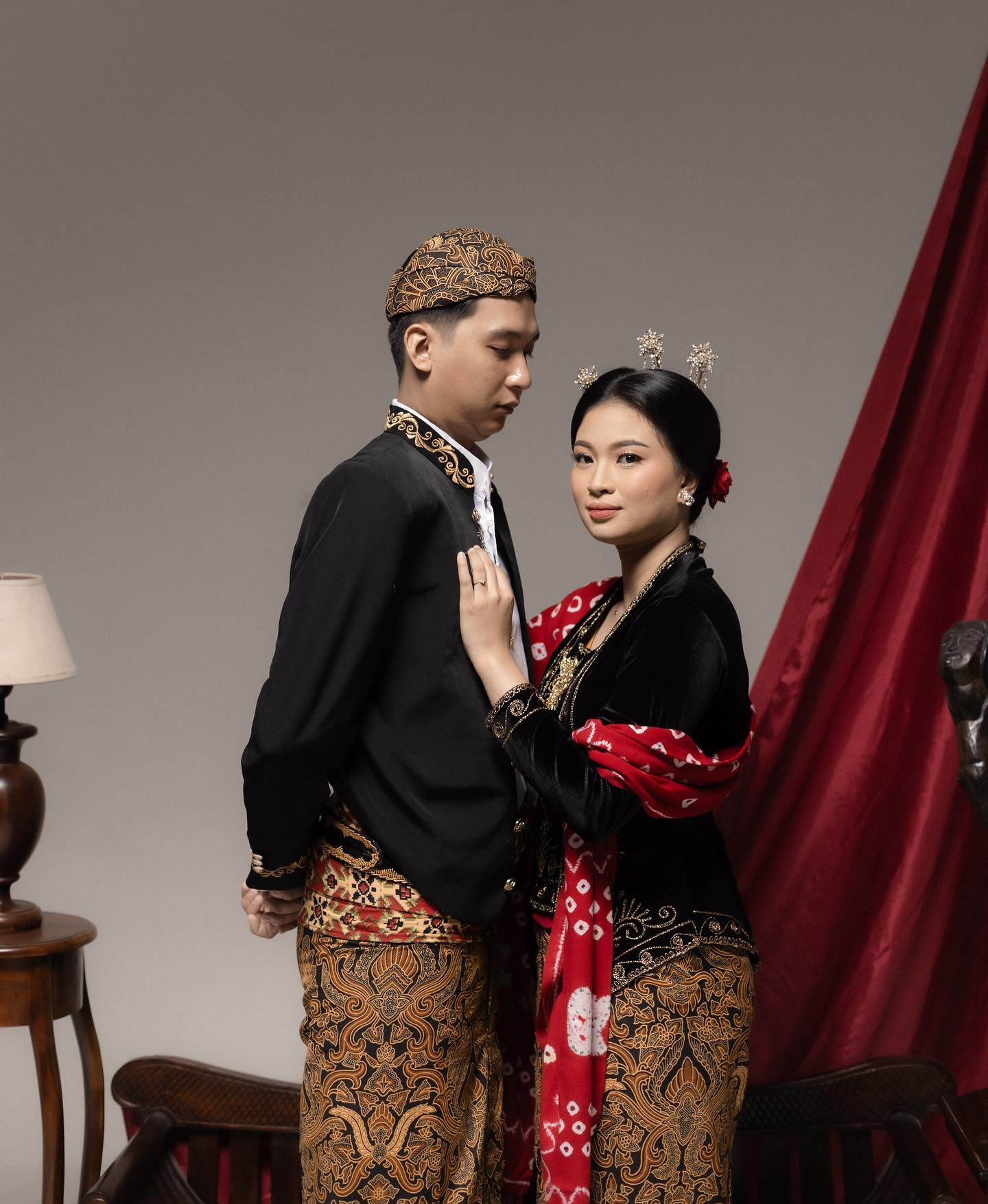 Prewedding Baju Hitam Adat Jawa dengan Kebaya Beludru