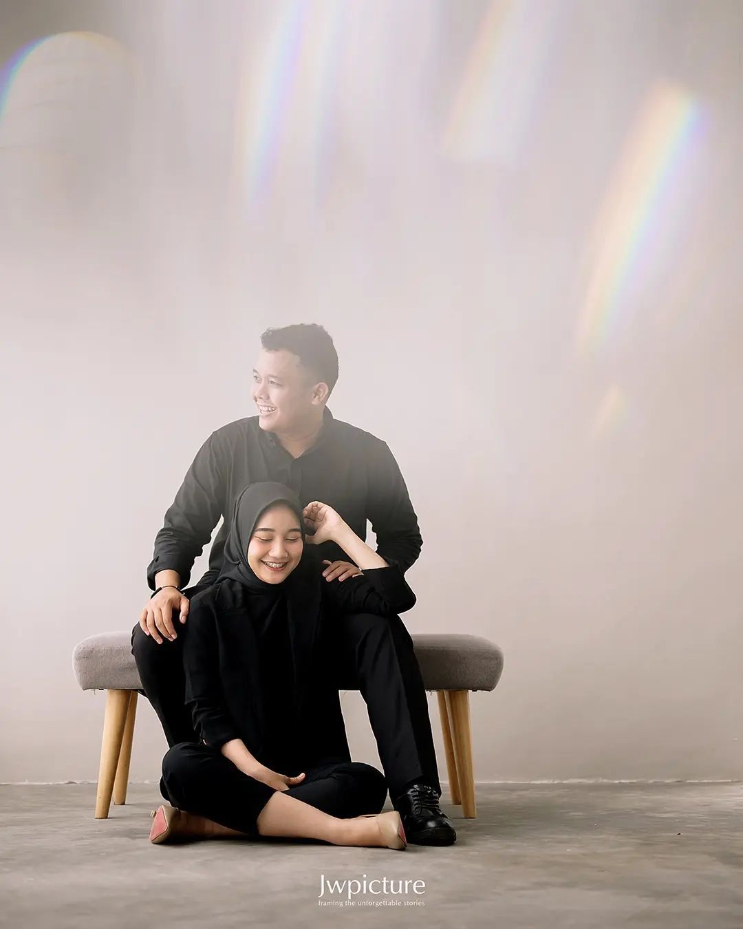 Prewedding Baju Hitam Casual Semi-Formal