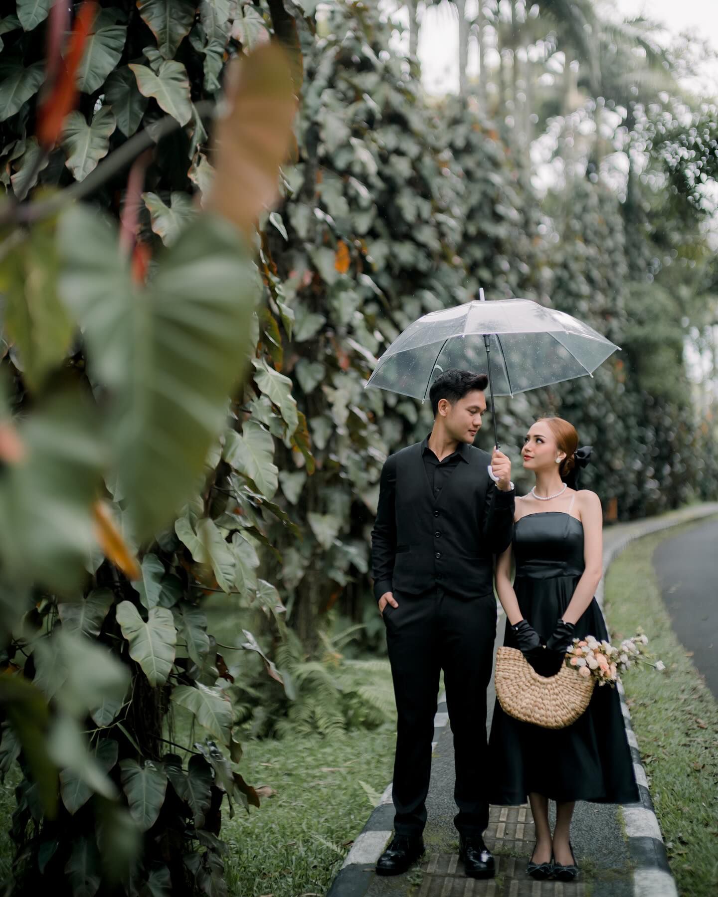 Prewedding dengan Dress Hitam dan All Black Suit di Jalanan