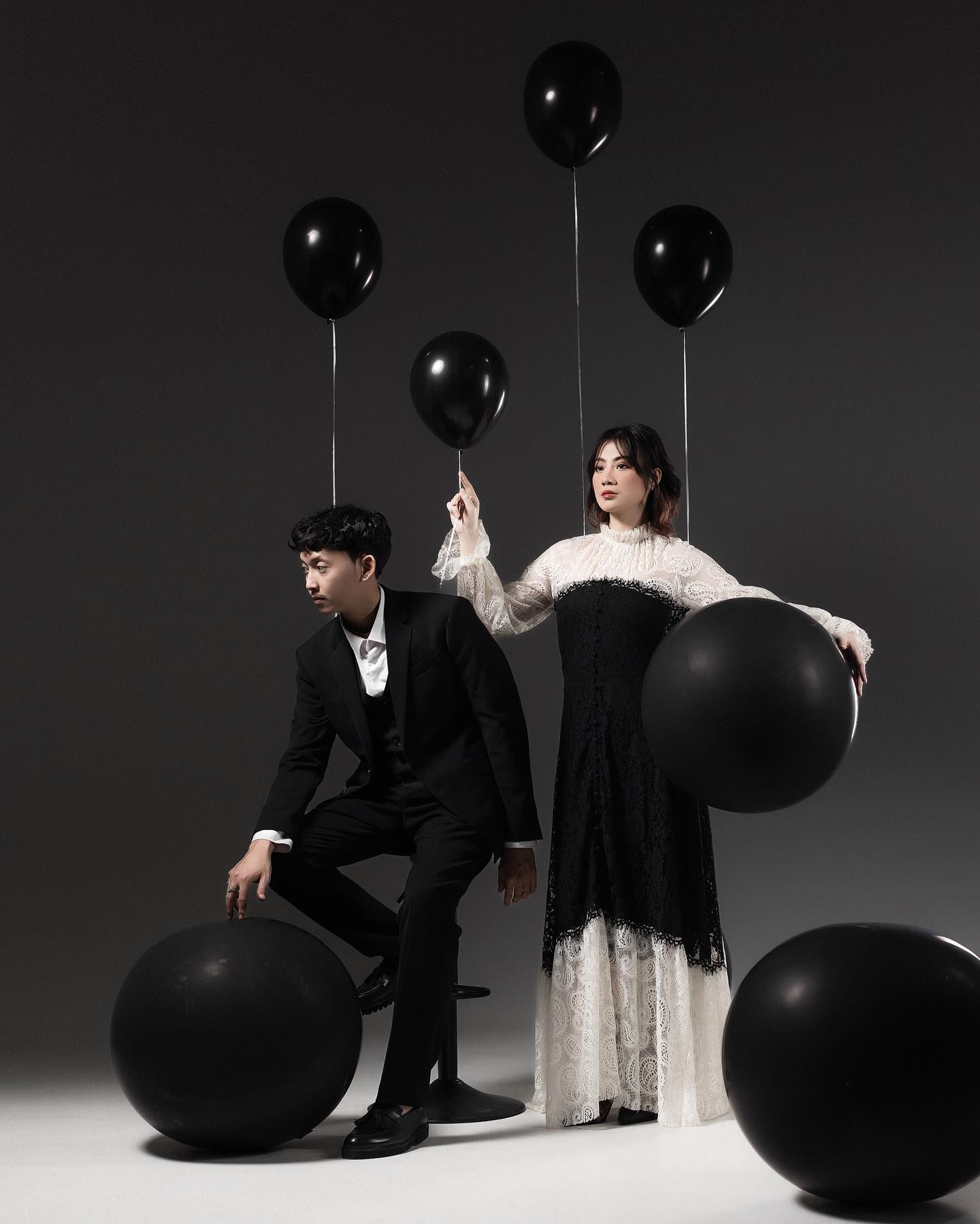 Prewedding Baju Hitam Estetik dengan Tambahan Balon Berwarna Hitam