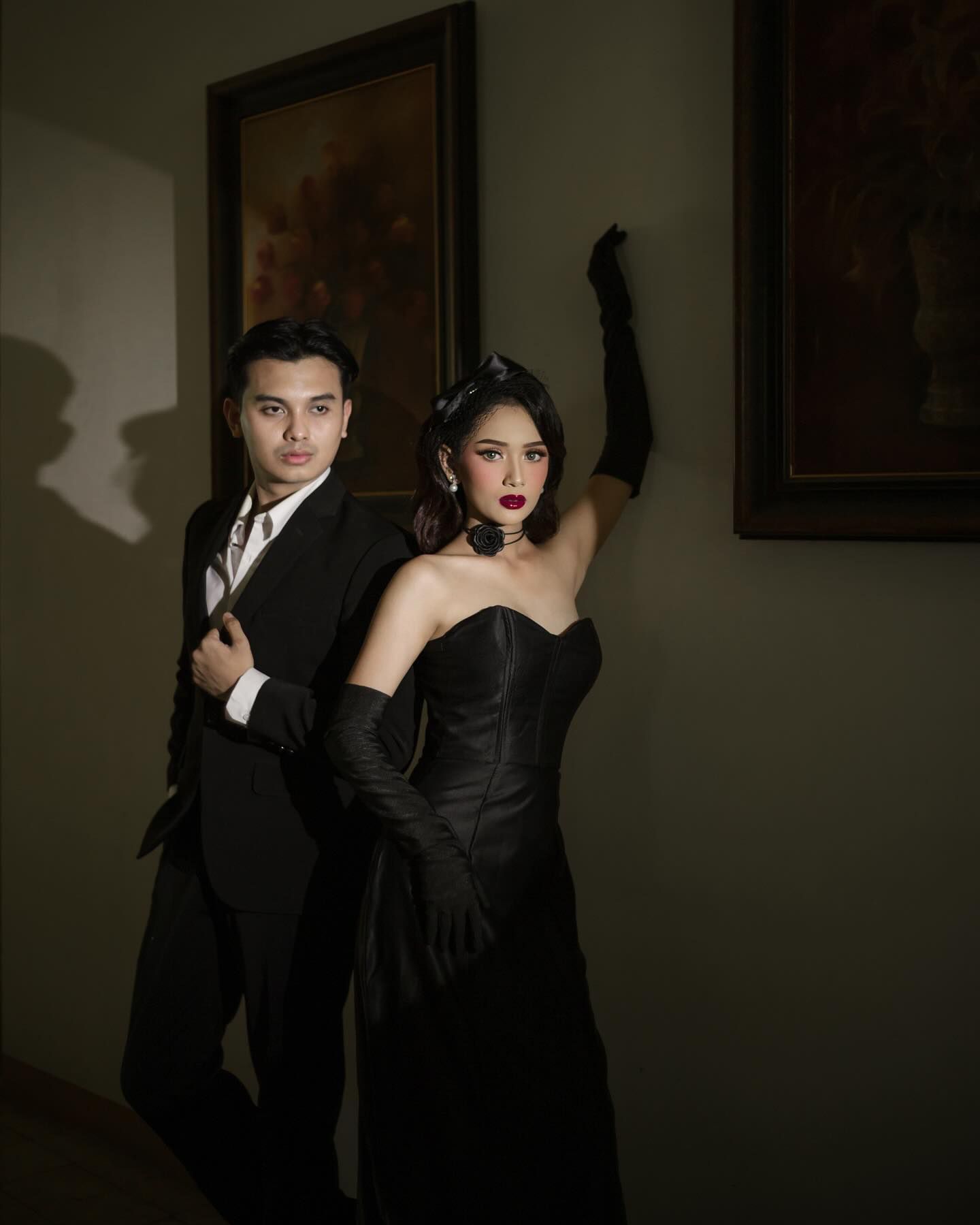 Prewedding Baju Hitam Bertema Bold