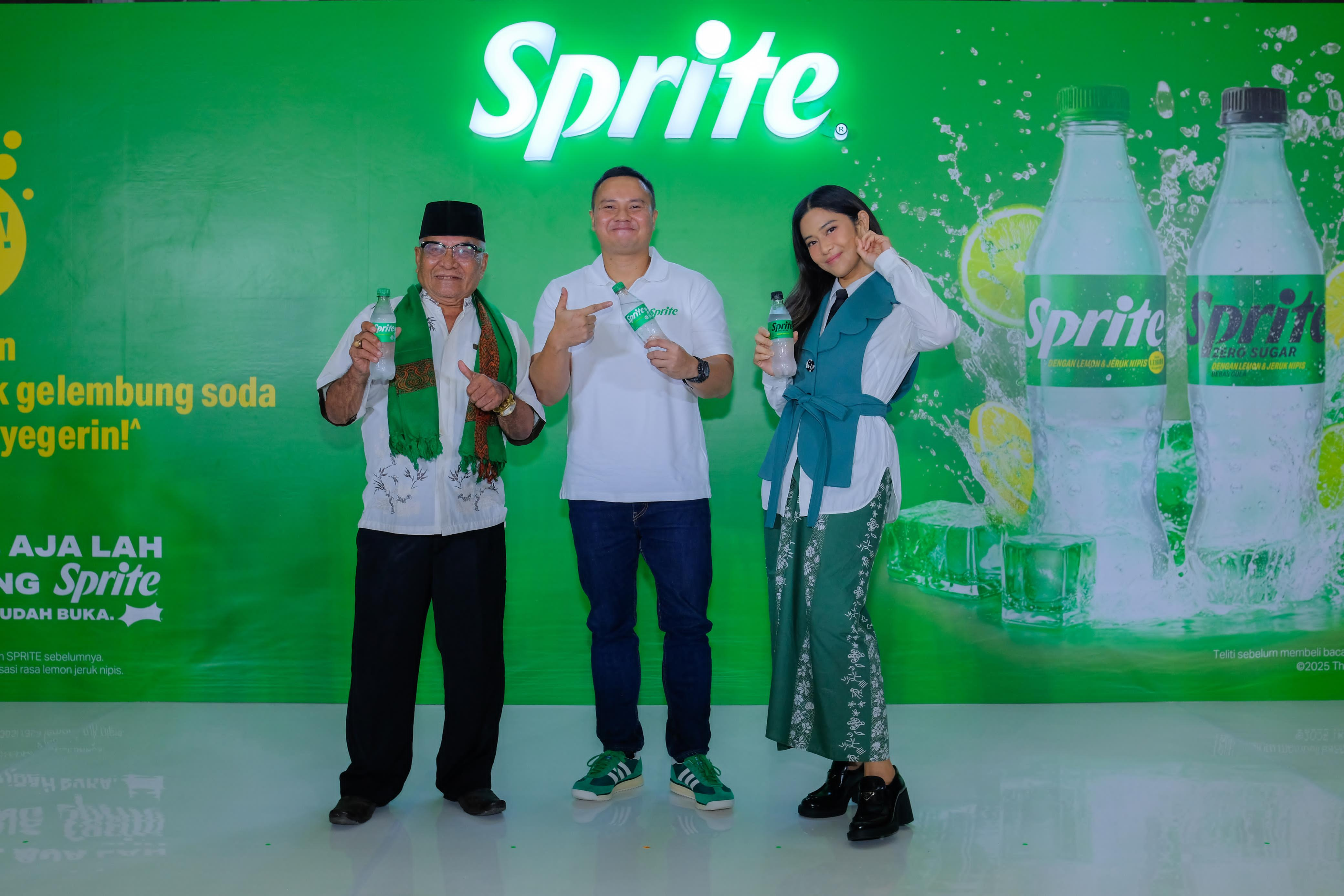 Warung Tetap Ramai Saat Ramadan, Dian Sastro dan Haji Bolot Bagi-Bagi Kesegaran