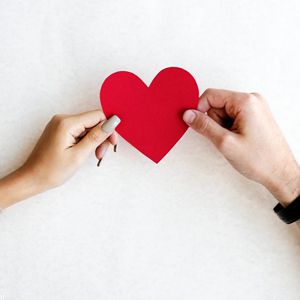 Cara Jatuh Cinta Menurut Ahli Terapis Pernikahan