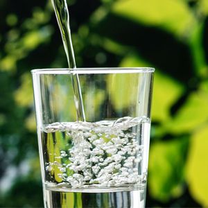 30 Manfaat Minum Banyak Air Putih Hangat