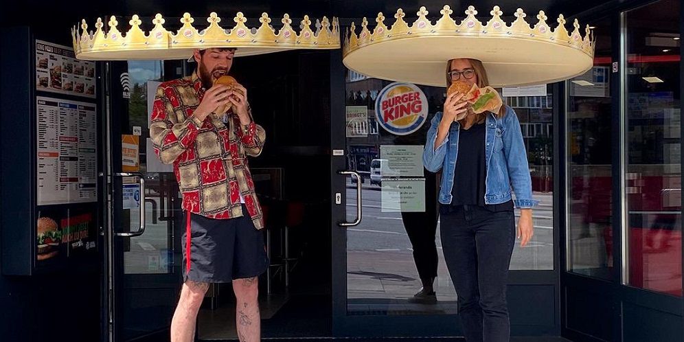 Untuk Menjaga Jarak, Burger King di Jerman Bagikan Mahkota Social Distancing! Efektif nih