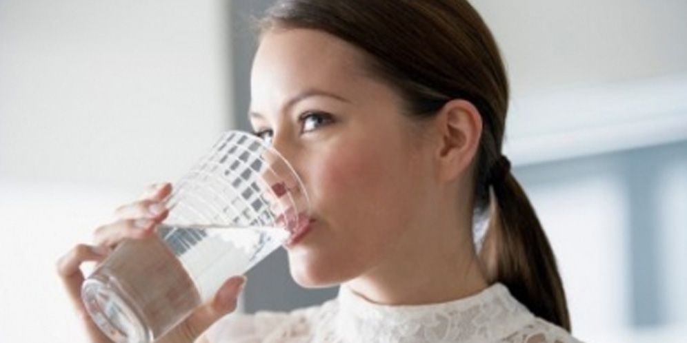 Sehat sih, tapi Minum Air Putih Berlebihan Ternyata Bahayakan Organ Penting Tubuh Lho!