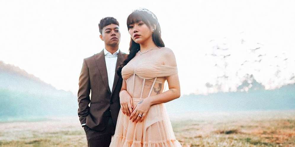 Dari Indoor Sampai Outdoor, Deretan Foto Prewedding Reza Arap dan Wendy Walters Ini Keren Banget!