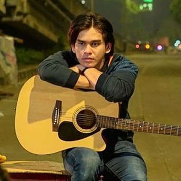 Berperan Dalam Sinetron Samudra Cinta, Ini 7 Foto Ganteng Rangga Azof Saat Main Gitar