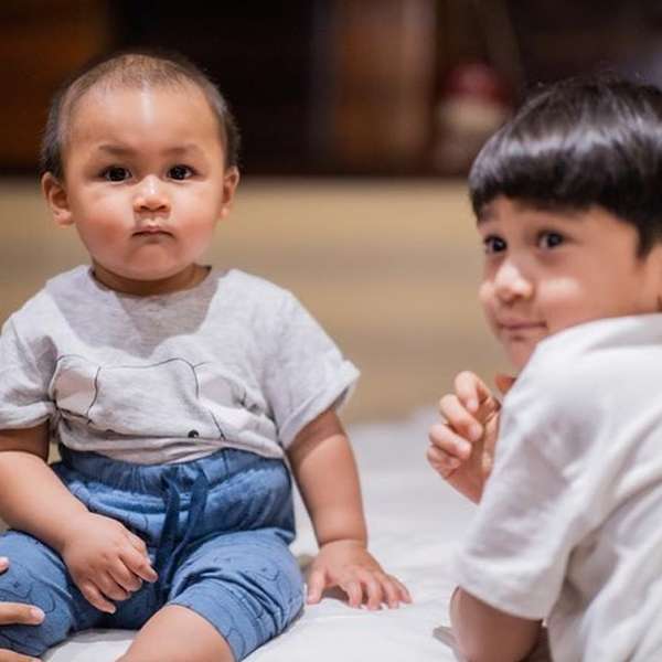 Bikin Gemes, Ini 7 Potret Kebersamaan Rafathar dan Kiano Tiger Wong yang Akur Bak Kakak Adik