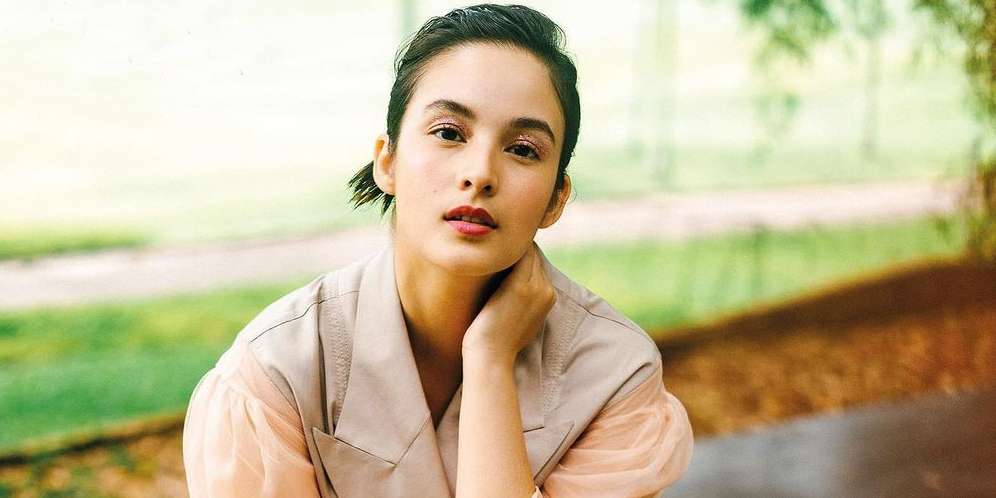 Biasa Tampil Natural, Deretan Potret Chelsea Islan Pakai Make Up Tebal Ini Bikin Pangling!