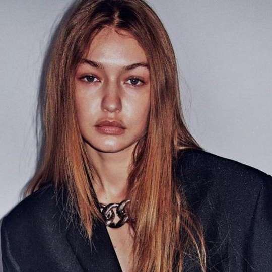 Eksklusif, Gigi Hadid Pamer Foto Selfie Bareng Anaknya