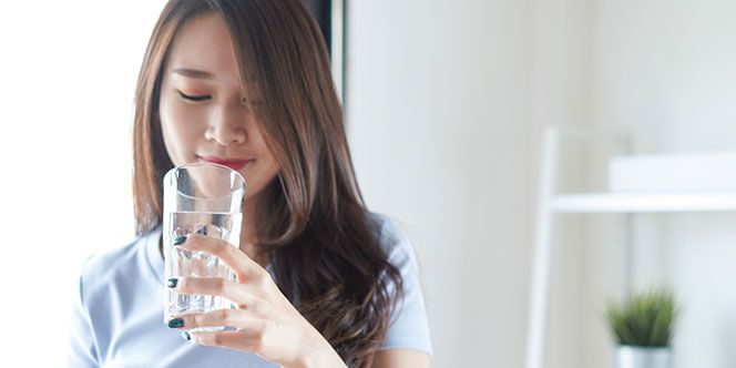 Rajin Minum Air Putih Saat Bangun Tidur Bisa Turunkan Berat Badan, Mitos atau Fakta?