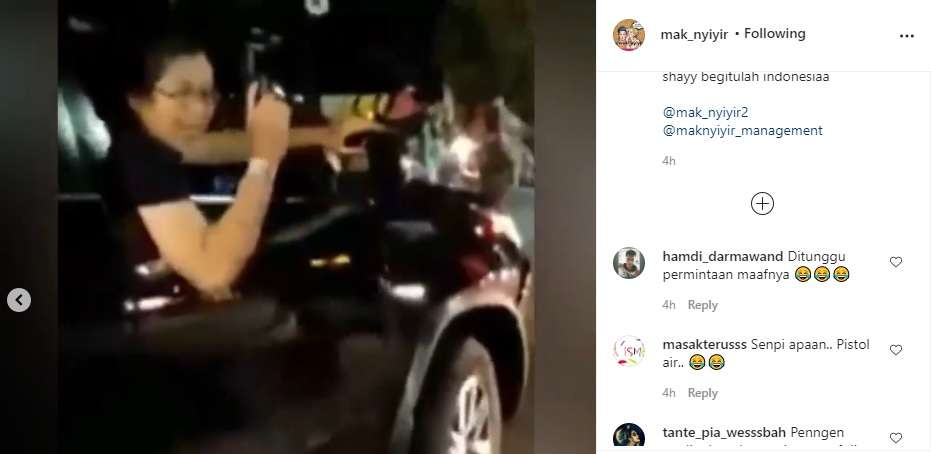 Tabrak Pengendara Motor Pengguna Mobil Ini Malah Acungkan Senpi Ke