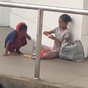 Bikin Nyesek, Dua Anak Gelandangan Ambil Air di Tempat Sampah Saking Hausnya