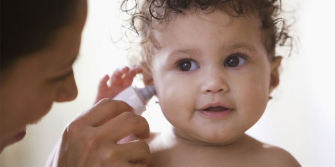 Penting, Cara Membersihkan Telinga Bayi yang Perlu Orang Tua Perhatikan