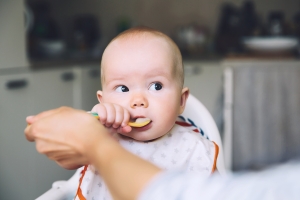 5 Tanda Kamu Memberi Makan Bayi Terlalu Banyak