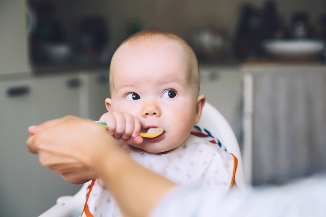 5 Tanda Kamu Memberi Makan Bayi Terlalu Banyak