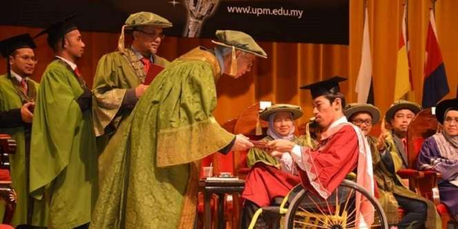 Seorang Penyandang Disabilitas Awalnya Diejek, Sekarang Berhasil Jadi Sarjana