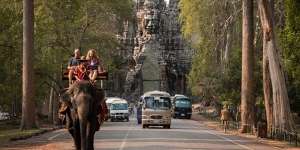 Akhirnya di Angkor Wat Sudah Tidak Boleh Naik Gajah!