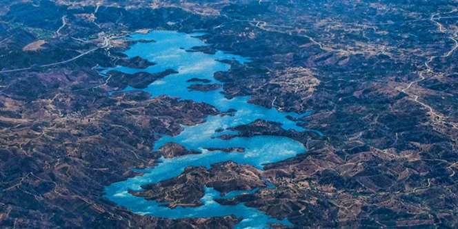 'Blue Dragon River' Sungai Odeleite di Portugal Dianggap Sebagai Keberuntungan Mitologi Tiongkok