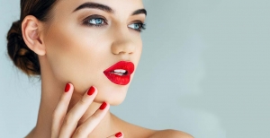 Tak Perlu Merembet, Ini Cara Menghapus Lipstick Merah sampai Bersih 