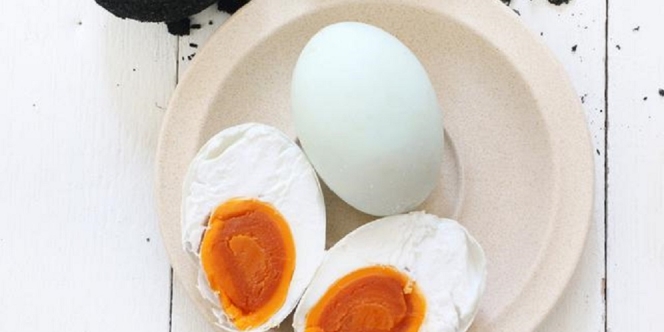 5 Cara Membuat Telur Asin Bebek Aneka Rasa yang Masir Berminyak dengan Abu Gosok Beserta Sausnya