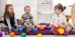 Orang Tua Harus Tahu, Trik Melatih Anak Merapikan Mainannya Sendiri