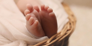Ketahui Penyebab dan Cara Menangani Bayi Kaget Tiba-tiba